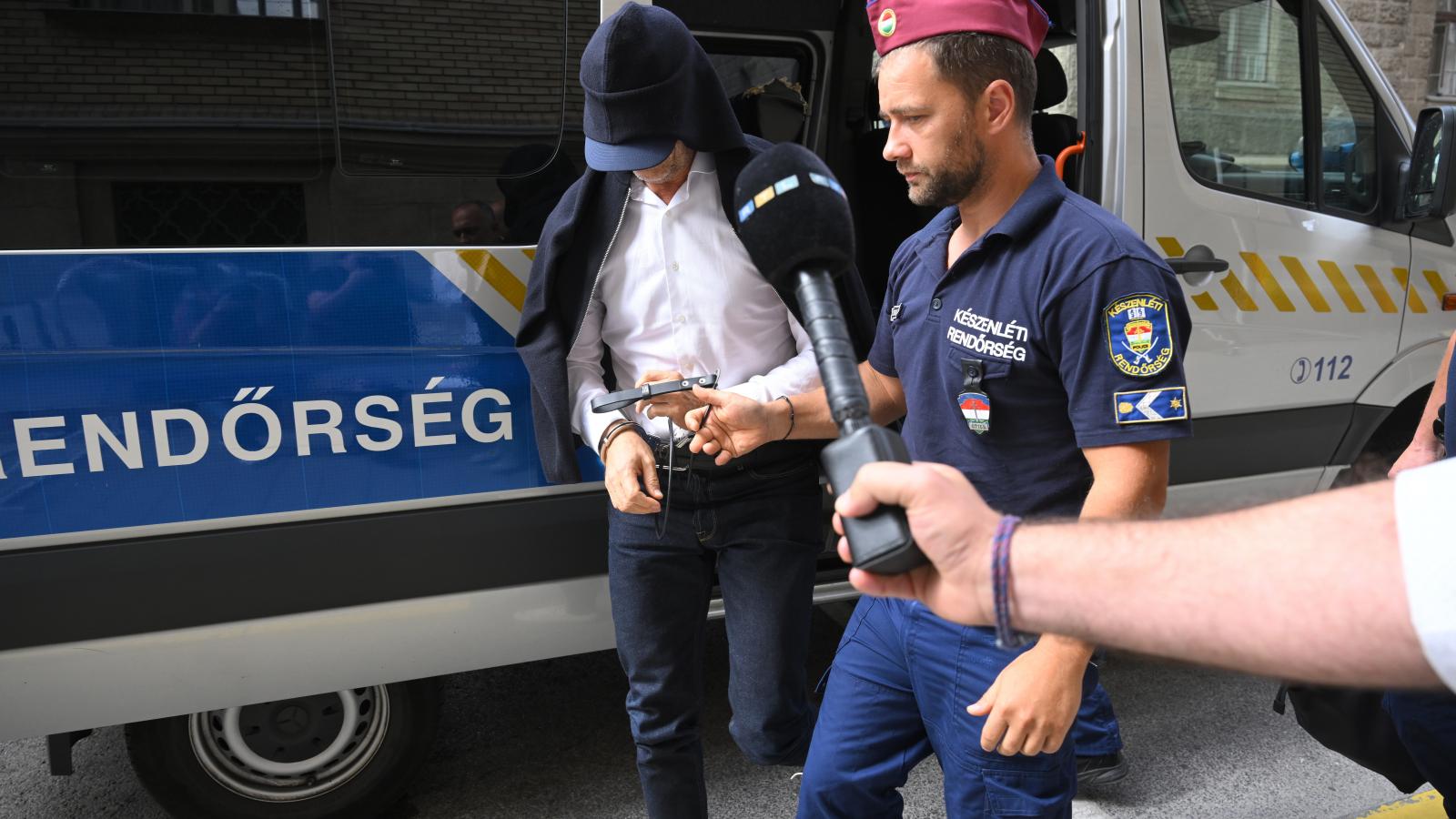 Elővezetik az egyik gyanúsítottat a bíróságon. 
