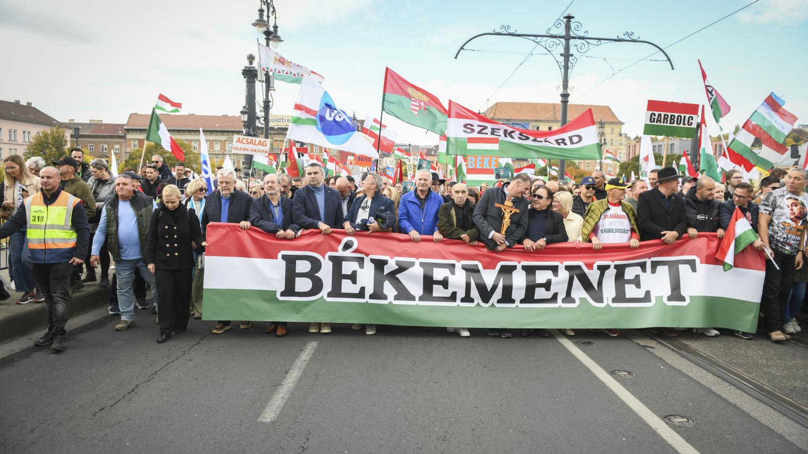  A Civil Összefogás Fórum tagjai az első sorban a molinót tartva, a Békemeneten 2025. október 23-án