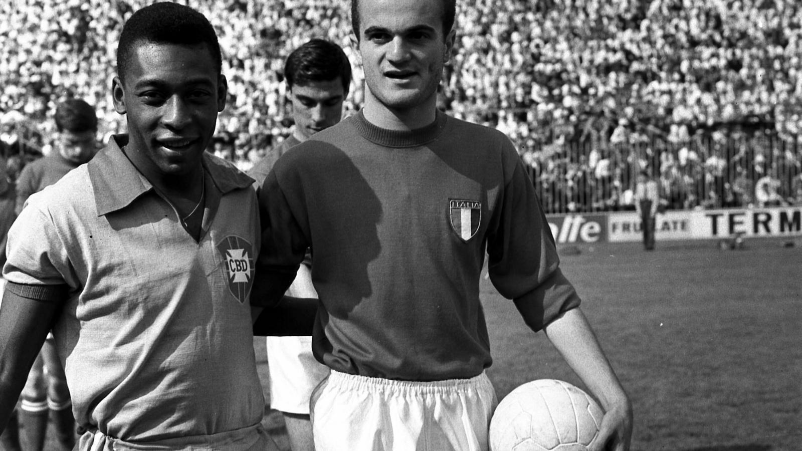 Sandro Mazzola (jobbra) Pelé társaságában