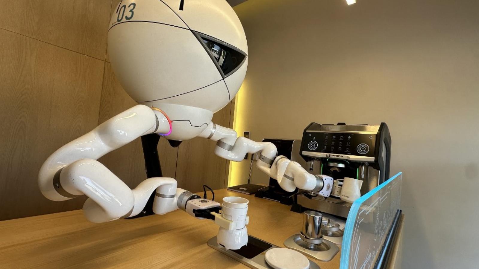 Robot készíti a kávét egy kávézóban
