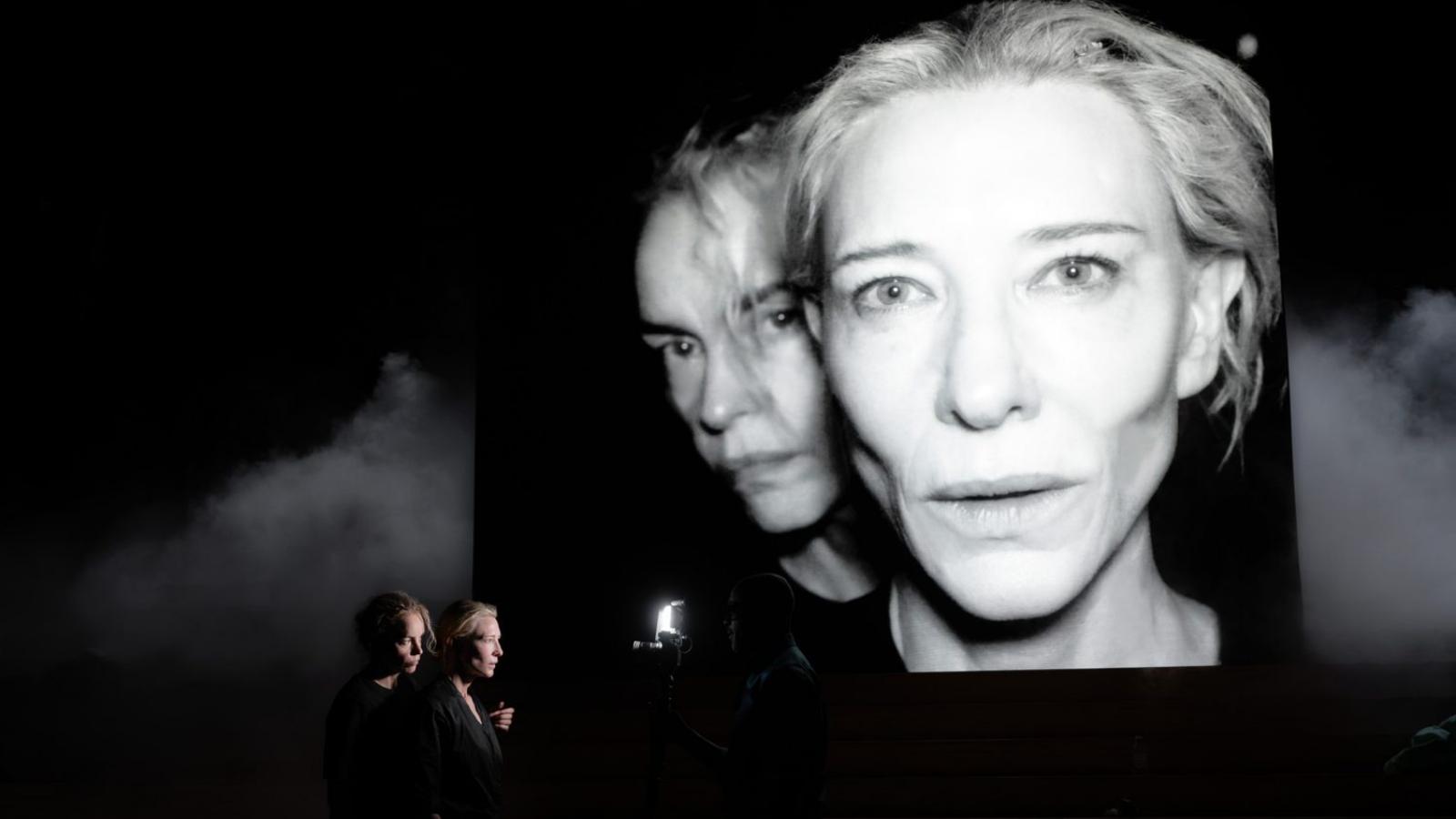 Cate Blanchett és Nina Hoss megkérnek egy nézőt, döntse el pénzfeldobással, melyikük melyik szerepet játssza: Klütaimnésztrát és az ápolónő Almát, illetve Elektrát és a színésznő Elisabet Voglert
