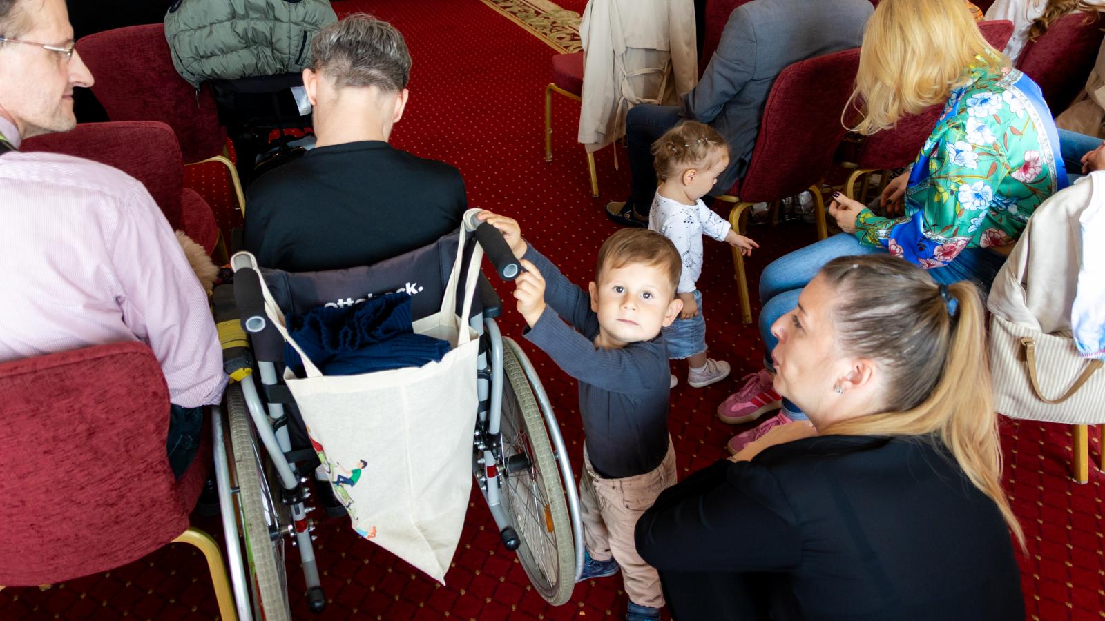 A kétéves Alexnek másfél éve gyűjt egy alapítvány, hogy ő is megkaphassa a génterápiás kezelést