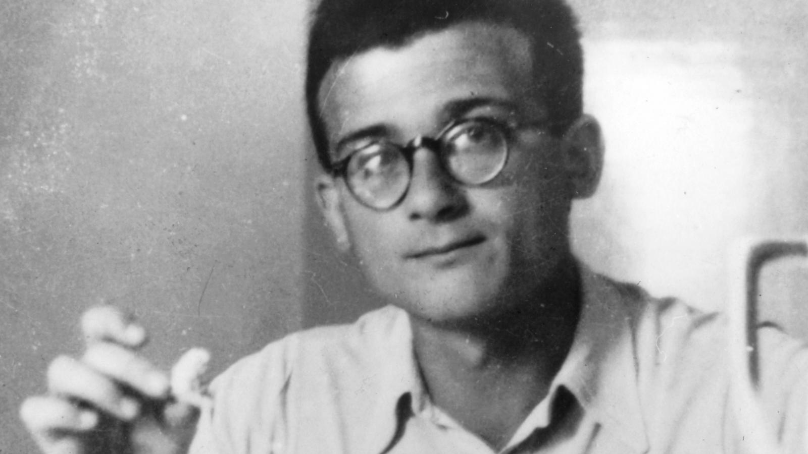Ságvári Endre. „A körözött személy előbb együttműködést színlelt, majd táskájából fegyvert rántott elő és az egyik tettestársat vállon, az elkövetőt combon, egy másik tettestársat pedig hasba lőtte."