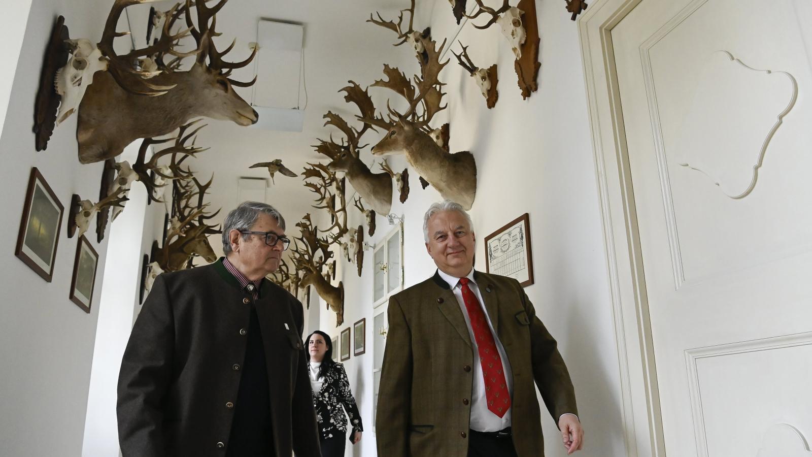 Jámbor László, az Országos Magyar Vadászkamara elnöke és Semjén Zsolt a hatvani Széchenyi Zsigmond Kárpát-medencei Magyar Vadászati Múzeum fennállásának 10. évfordulója alkalmából rendezett ünnepségen 2024. március 26-án