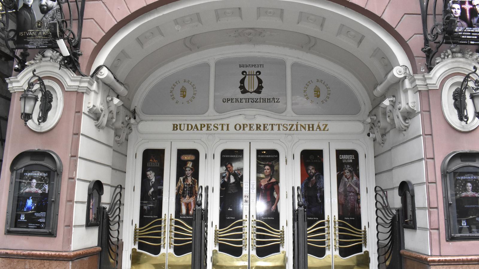 A Budapesti Operettszínház bejárata