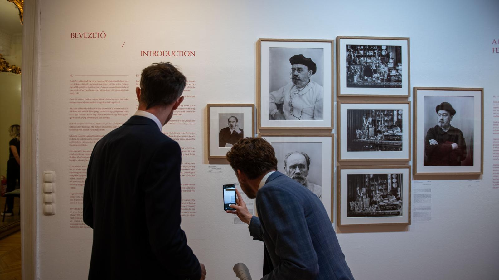 Zola szinte egyidős volt a fotográfiával. Önarcképeket is készített, a dolgozószobáját is megörökítette