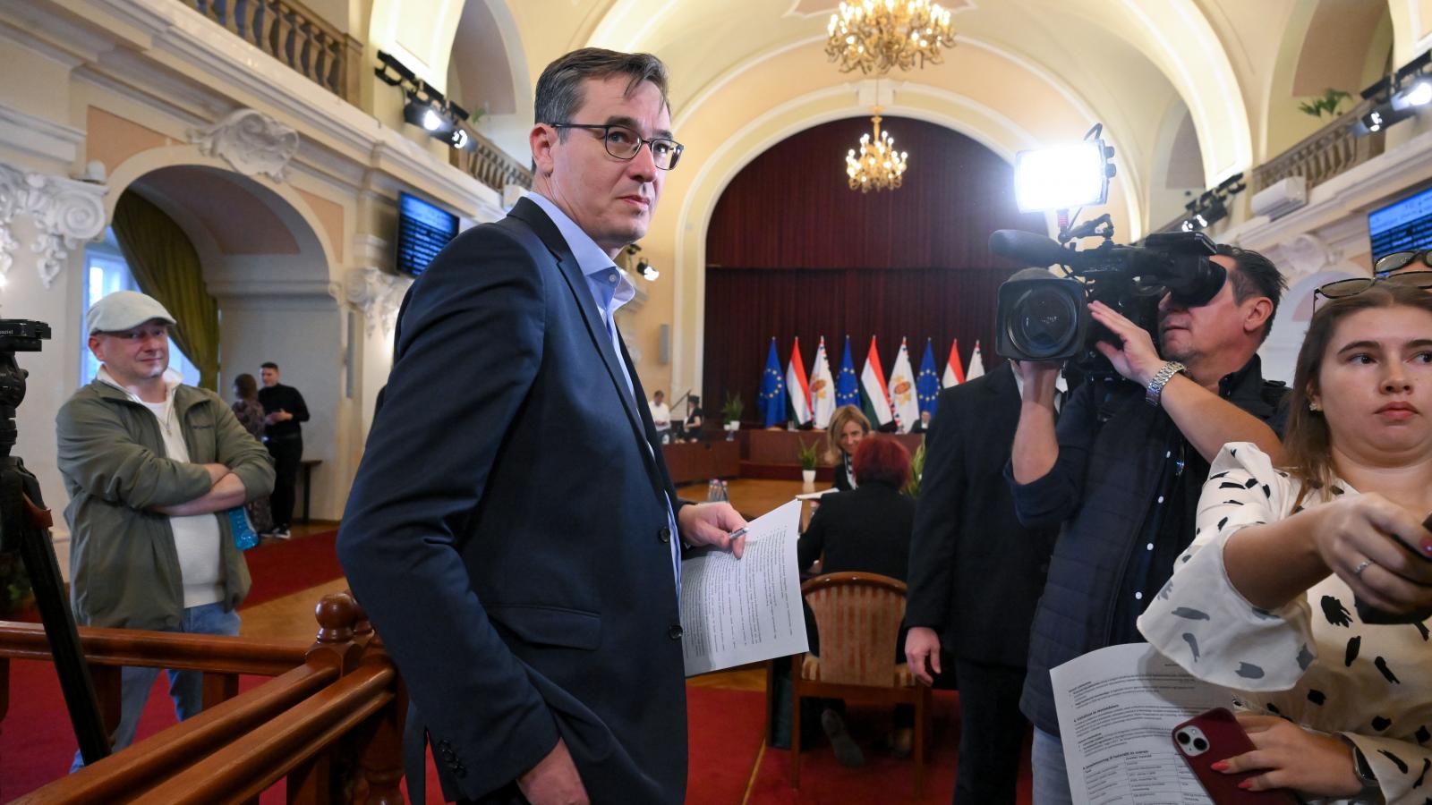 Karácsony Gergely főpolgármester érkezik a Fővárosi Közgyűlés ülésére a Városháza dísztermében 2026. szeptember 25-én