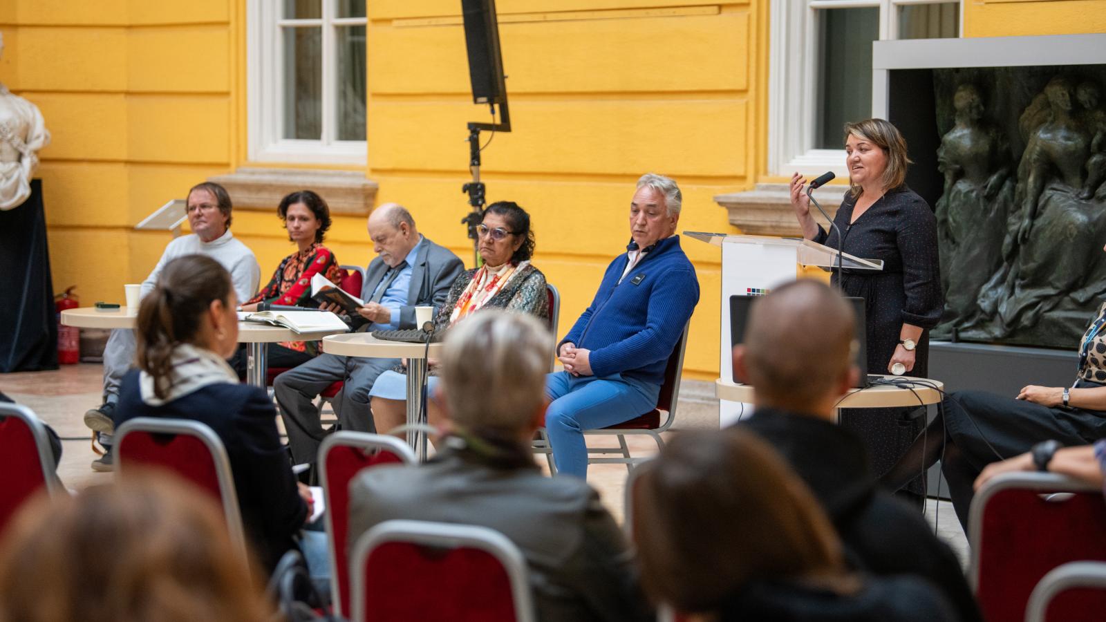 Vitafórum a "roma ellenállás napjáról". Pótó János, Herfort Marietta, Bársony János, Daróczi Ágnes, Molnár István Gábor, Kóczé Angéla
