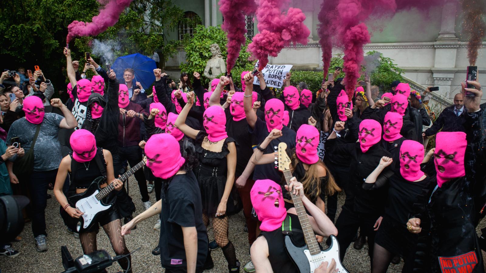 A Pussy Riot rajongói hősként tekintenek a punkzenekar FSZB által beszervezett tagjára