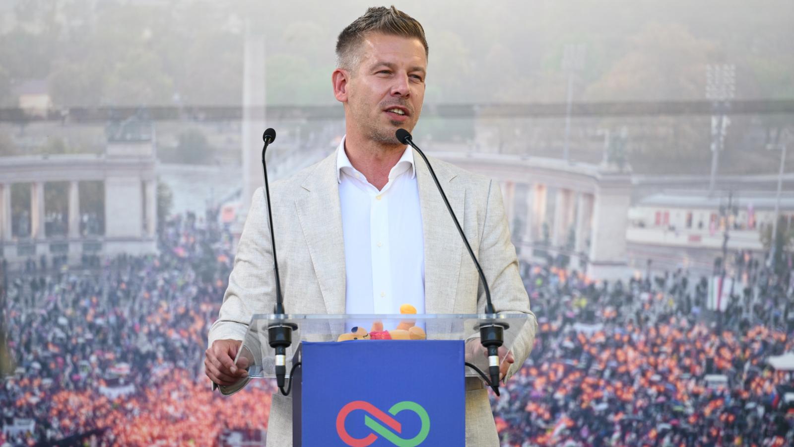 Magyar Péter miniszterelnök, a Tisza Párt elnöke beszédet mond országjárásának szolnoki állomásán