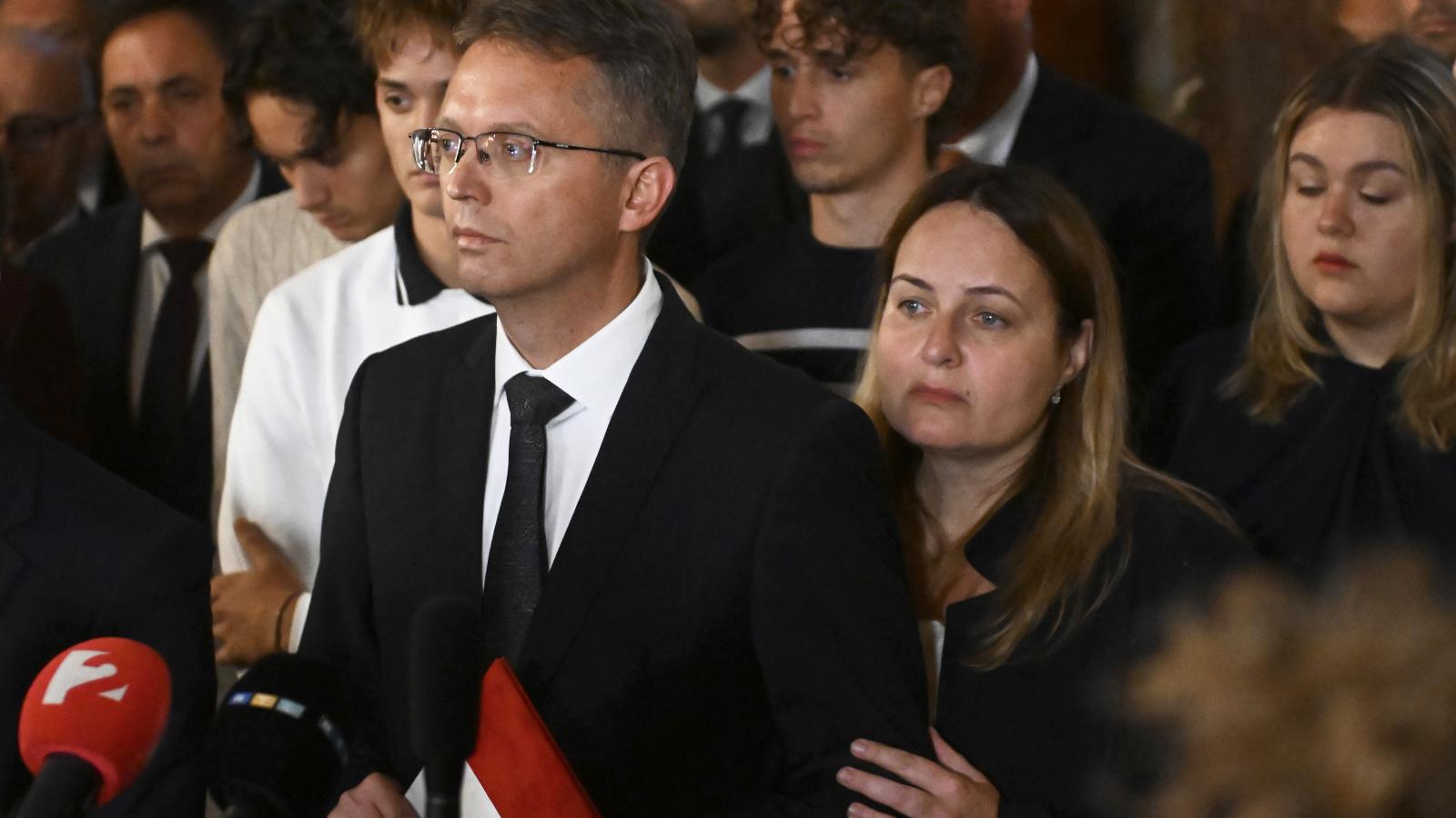 Hankó Balázs családja körében, mentelmi jogának felfüggesztése után az Országházban bizonygatta, hogy minden pénz a kultúrára ment
