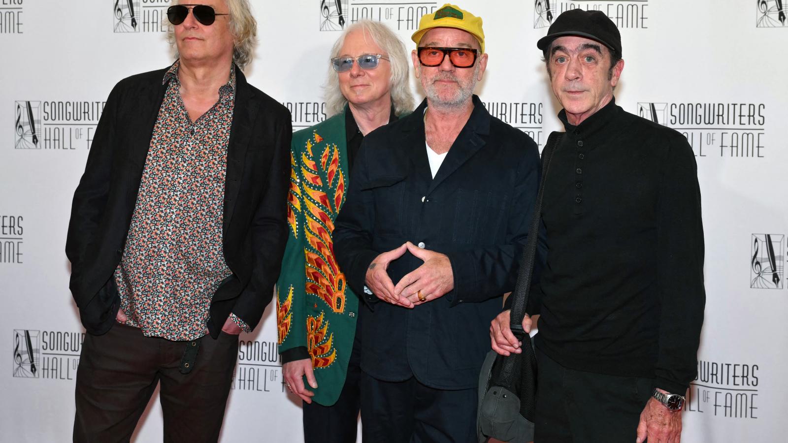 Az R.E.M. együttes tagjai – Peter Buck, Mike Mills, Michael Stipe és Bill Berry a Dalszerzők Hírességek Csarnokába való beiktatás gáláján 2024--ben