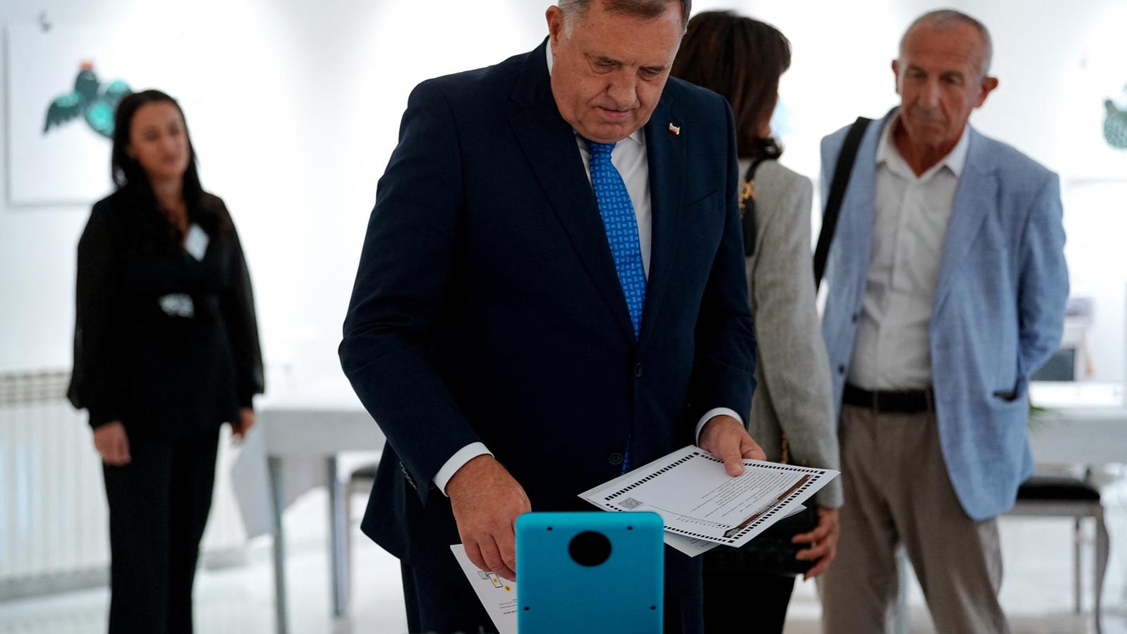 Milorad Dodik személyesen nem indulhatott eltiltás miatt, de így is ő határozta meg a voksolás menetét