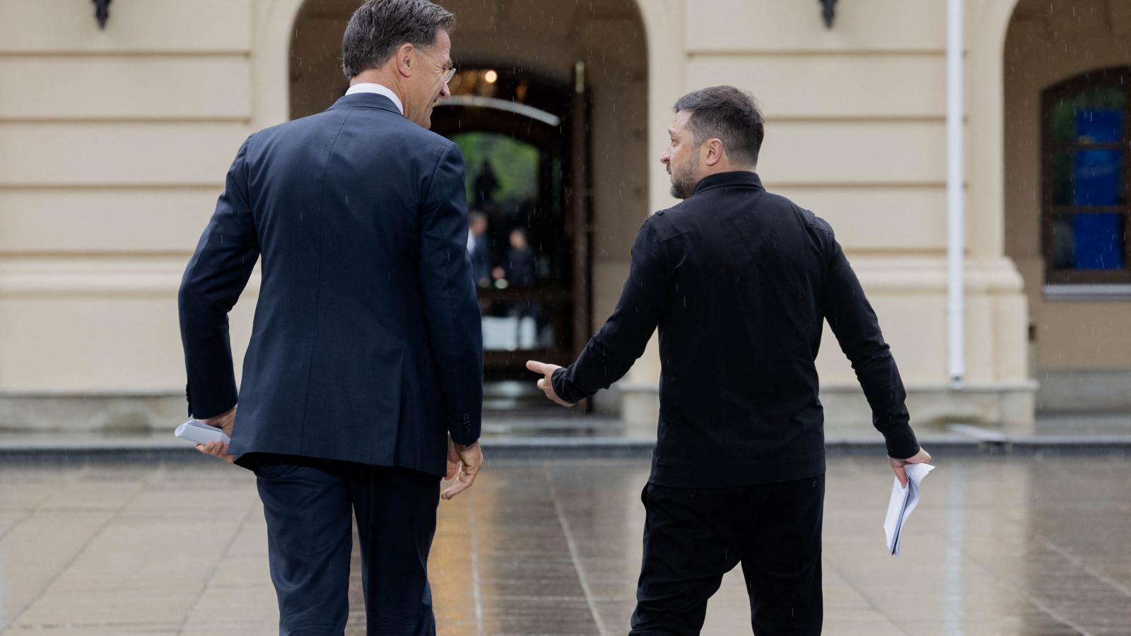 Mark Rutte NATO-főtitkár és Volodimir Zelenszkij ukrán elnök 2026. június 3-án Kijevben. Az orosz hadiipari termelés miatt Európának magasabb védelmi készenlétre kell berendezkednie