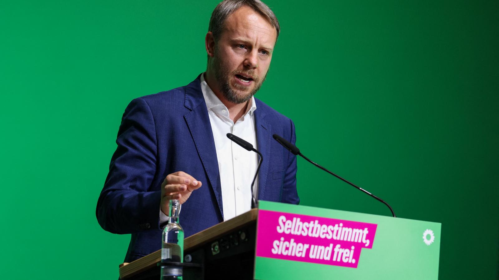 Daniel Freund szerint még nem kellene lezárni a hetes cikk szerinti eljárást Magyarország ellen