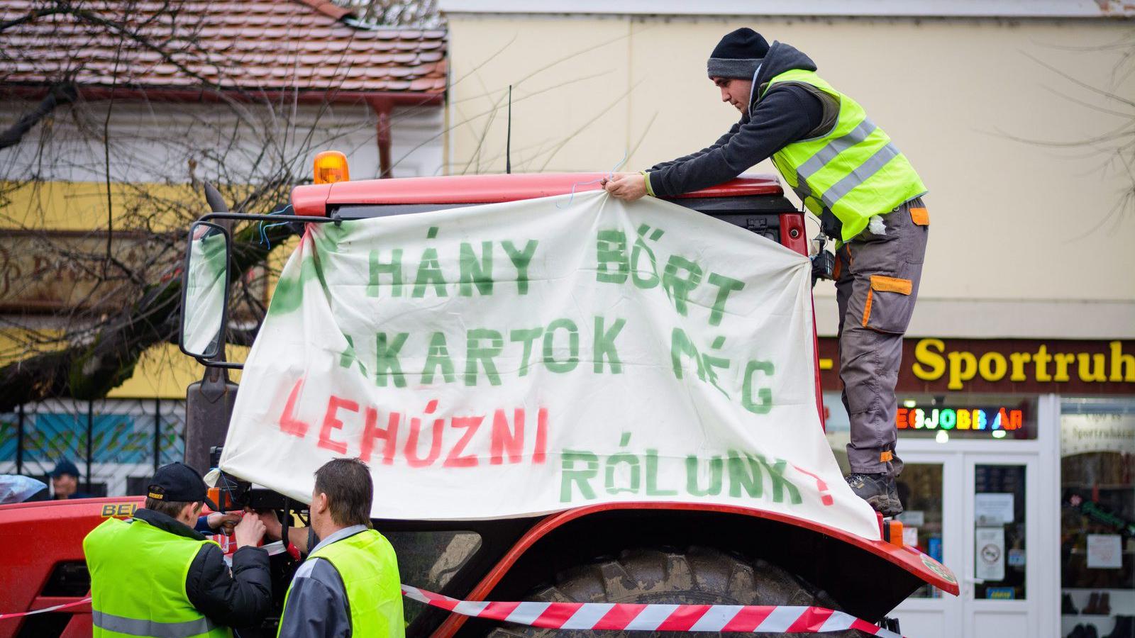 A földadónak nevezett helyi adó bevezetése ellen tiltakozó félpályás útlezárás résztvevői Balmazújvárosban, a városháza előtt, a