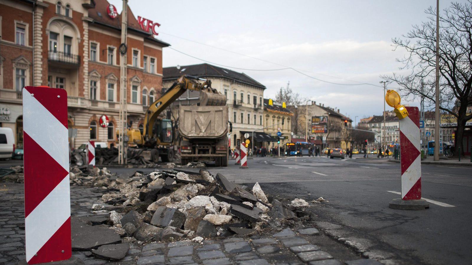 Munkagép dolgozik a fővárosi Széll Kálmán téren január 12-én. MTI Fotó: Marjai János