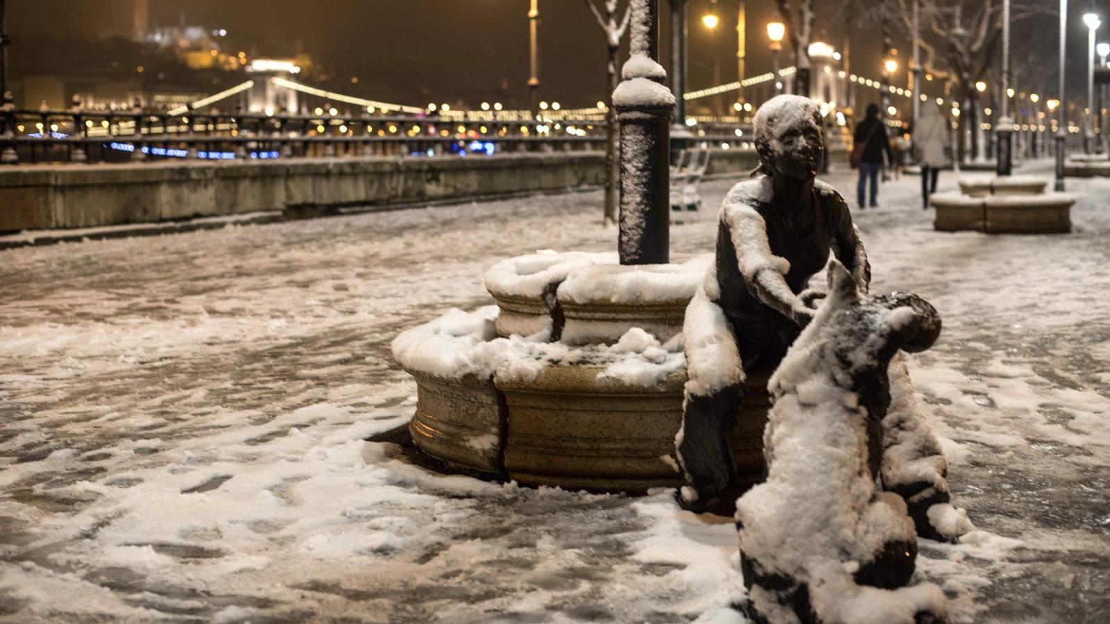 Havazás után a Vigadó tér, háttérben a budai Vár. MTI Fotó: Kallos Bea