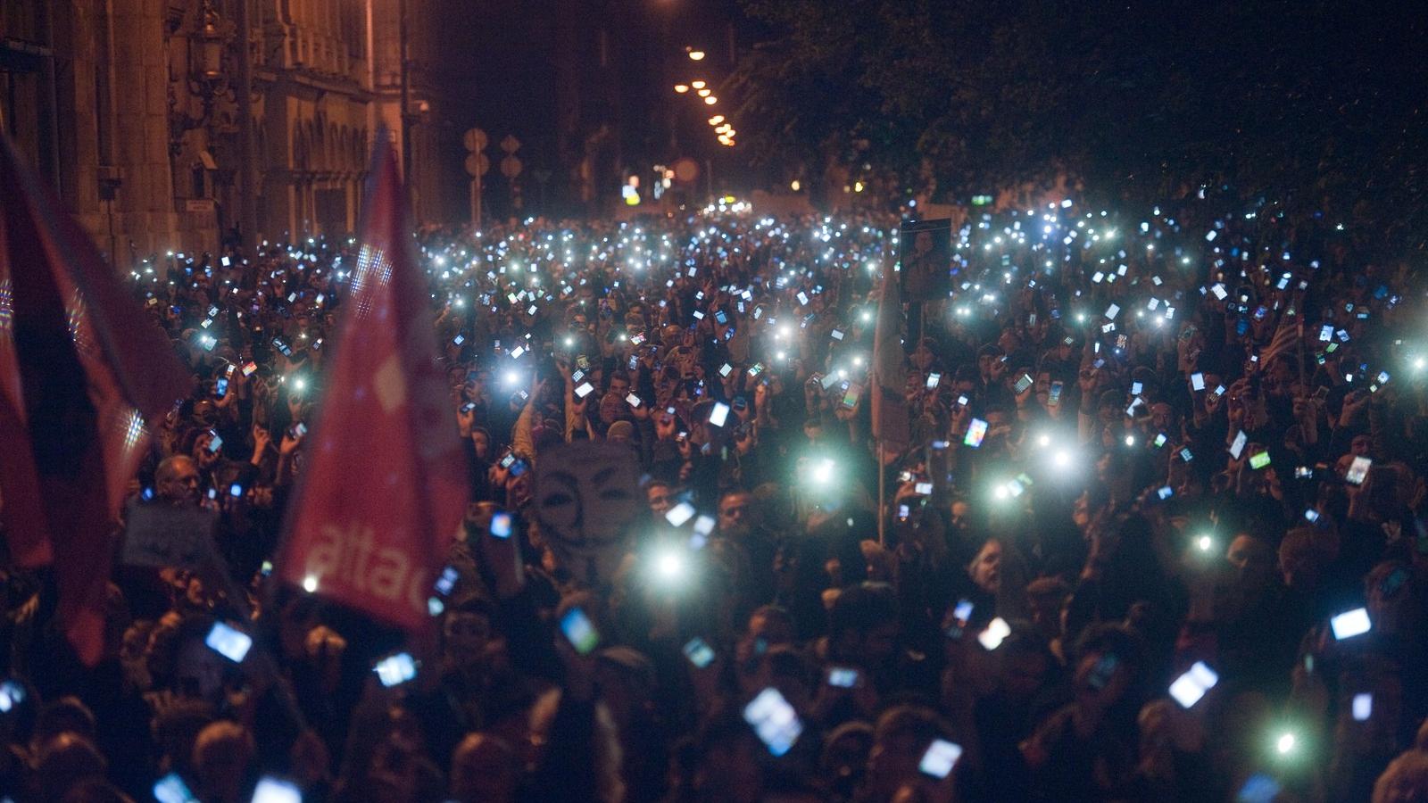 Fotó: A netadó elleni tüntetésre összegyűlt tömeg/Népszava 