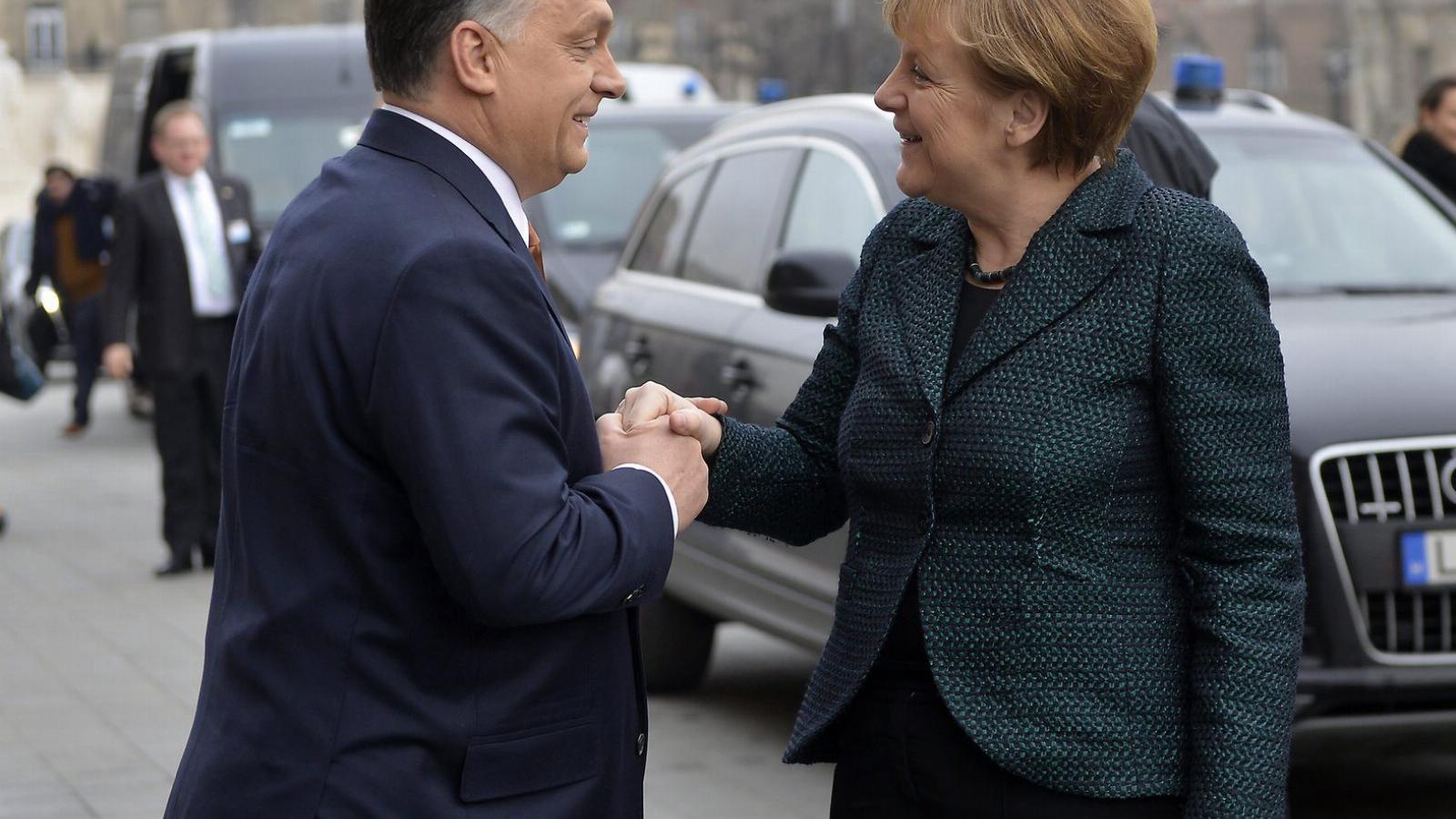 Orbán Viktor miniszterelnök fogadja a hivatalos látogatáson Budapesten tartózkodó Angela Merkel német kancellárt a Parlament fől