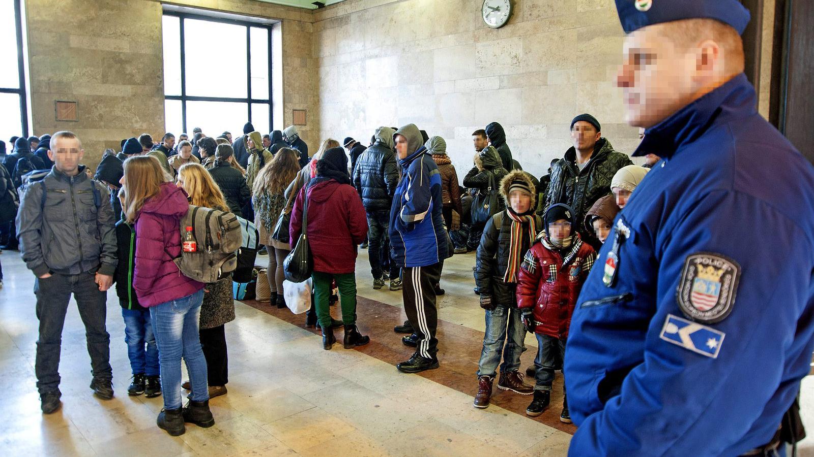 Koszovói határsértők a győri vasútállomáson 2015. február 2-án. A győri rendőrség 249 koszovói határsértőt szállított le a Budap