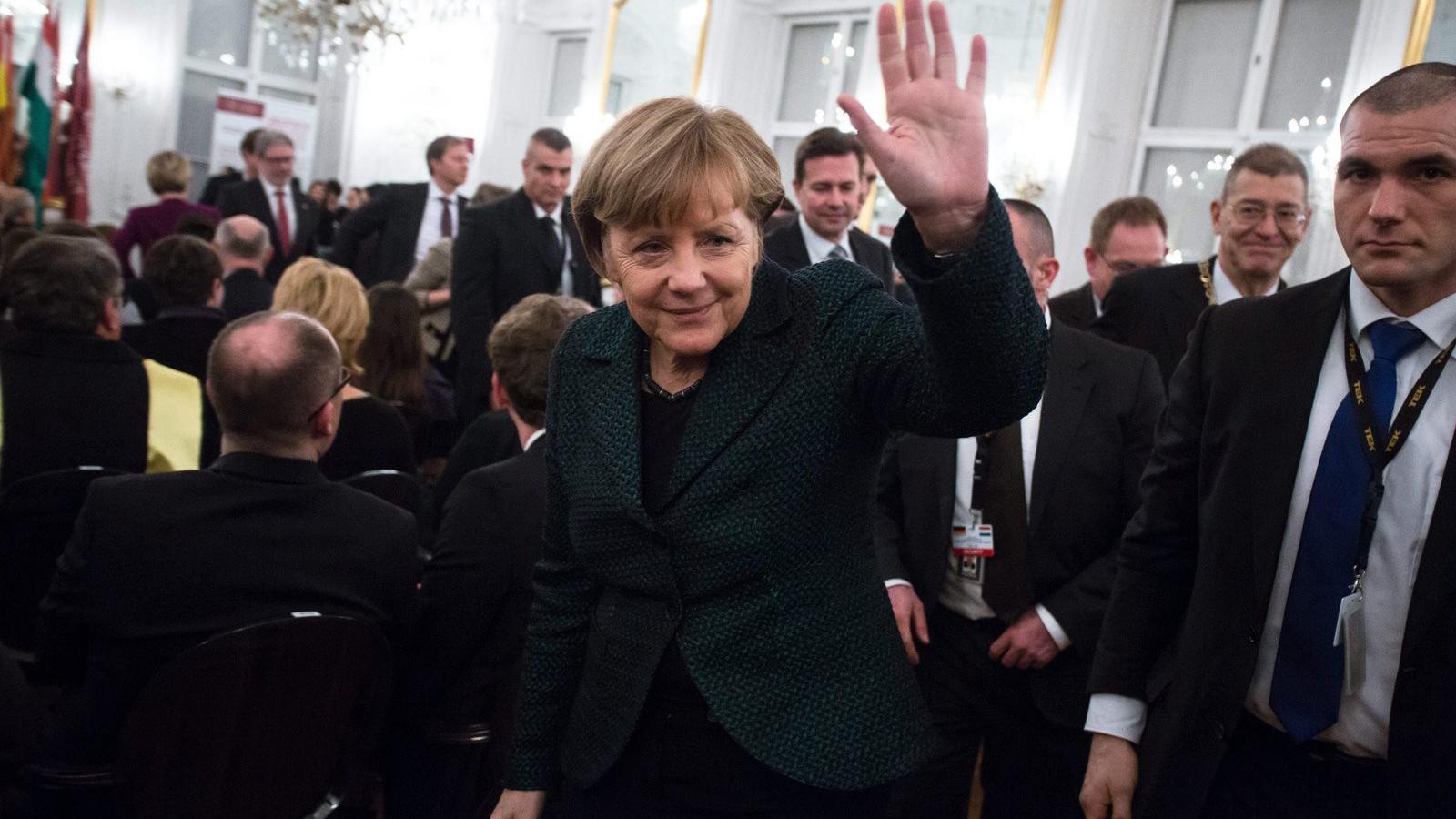 Merkel kancellár látogatása után világossá vált, hogy Orbán választásra kényszerül, és véget kell vessen az eddigi kettős játékn