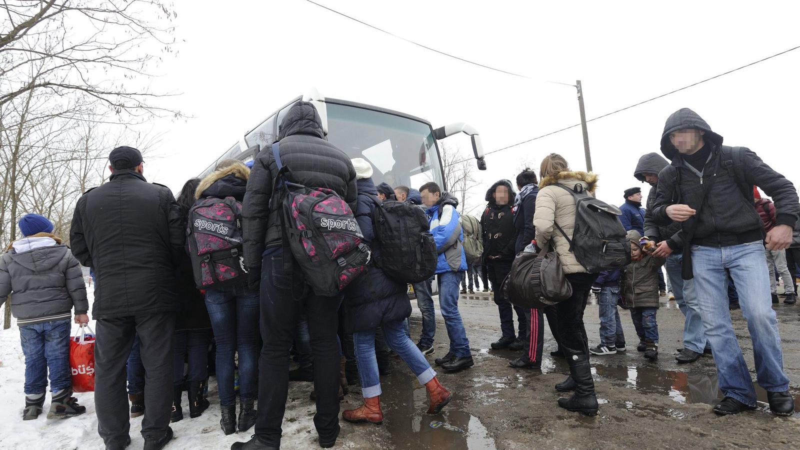 Feltartóztatott, albánul beszélő koszovói határsértők szállnak fel egy rendőrségi buszra. MTI Fotó: Kelemen Zoltán Gergely