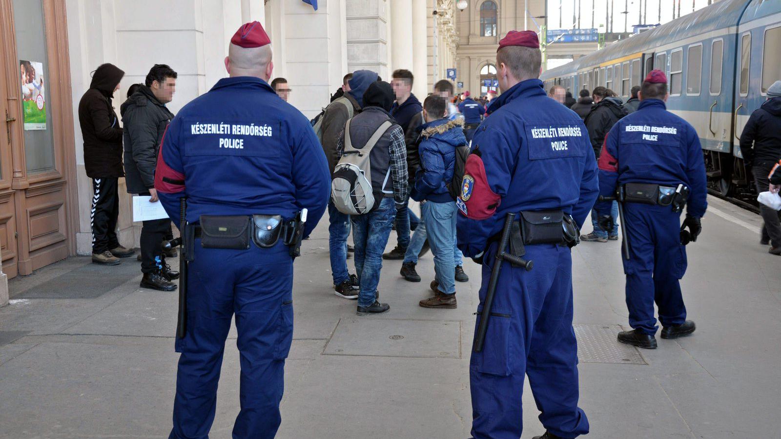 A Keleti pályaudvaron a rendőrök gyakran ellenőrzik a nemzetközi vonatokat FOTÓ: MTI/MIHÁDÁK ZOLTÁN