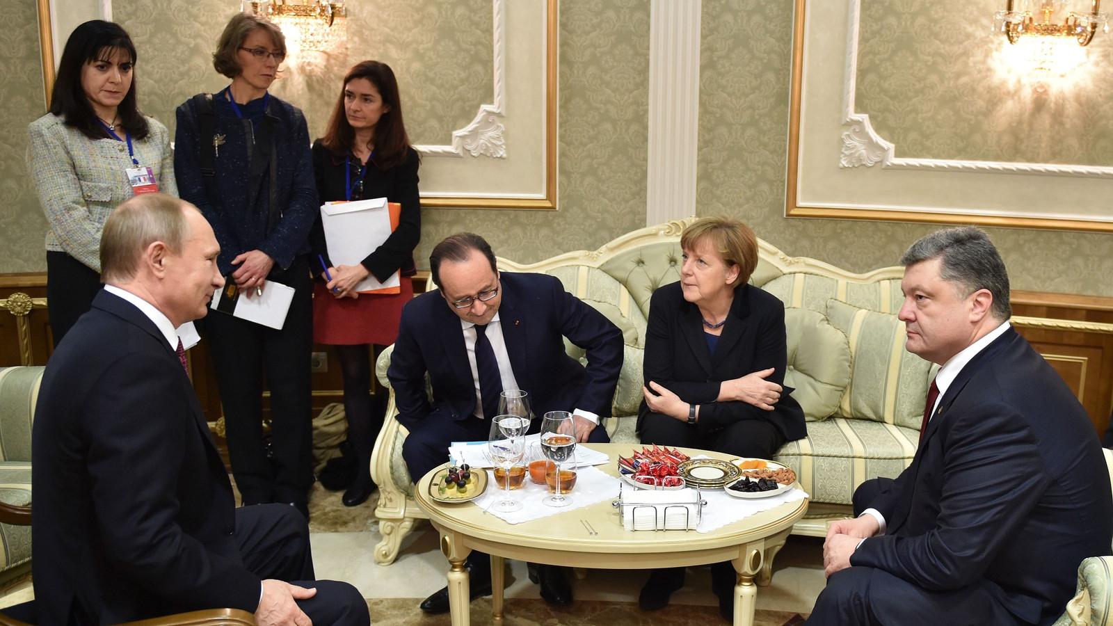 François Hollande és Angela Merkel egy asztalhoz ültette Vlagyimir Putyint és Petro Porosenkót FOTÓ: EUROPRESS/AFP