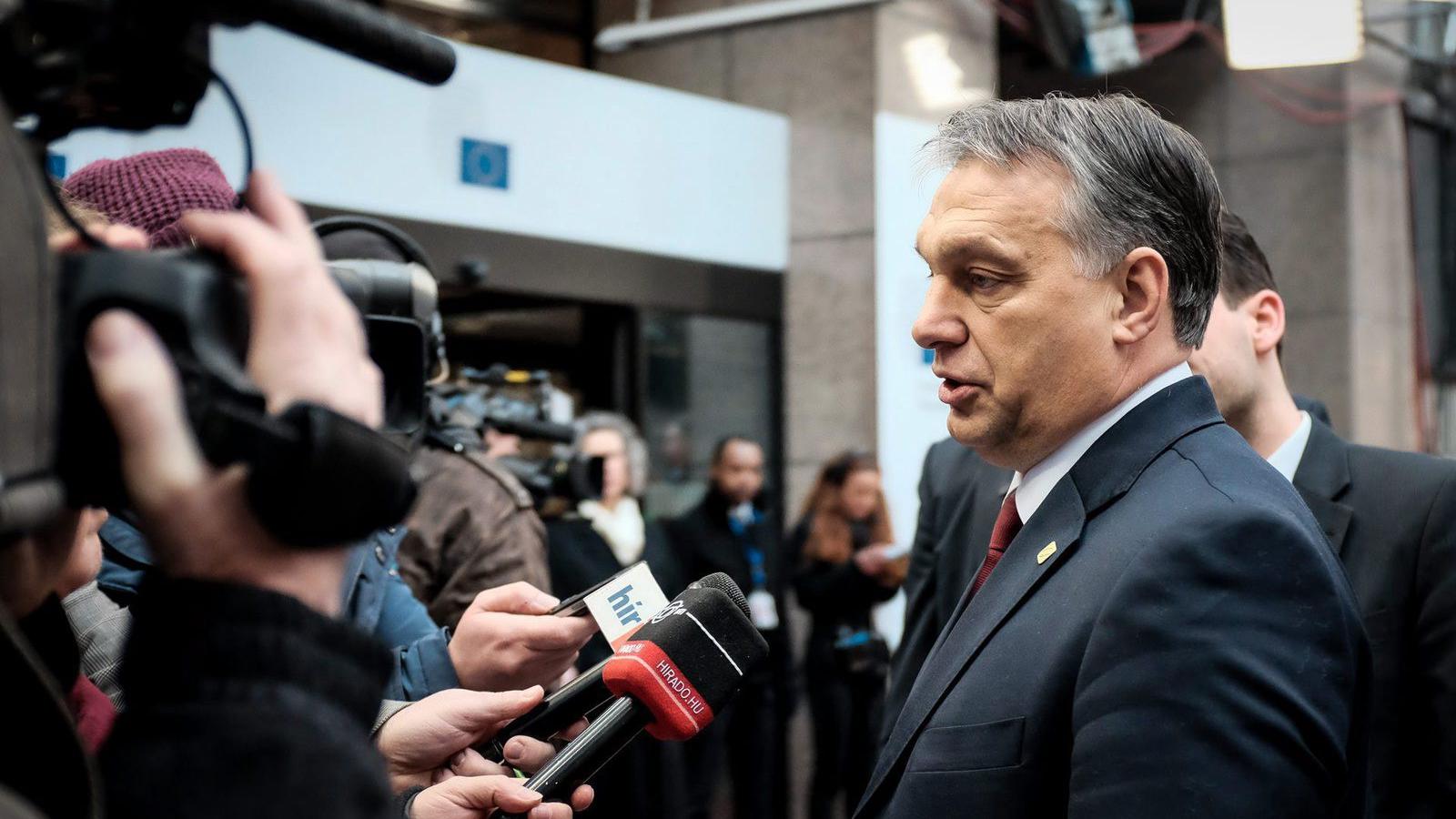  A Miniszterelnöki Sajtóiroda által közreadott képen az EU-csúcsra érkező Orbán Viktor miniszterelnök nyilatkozik a magyar sajtó