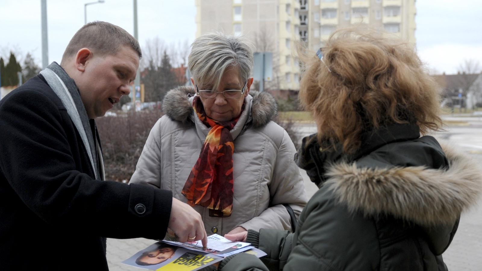 A baloldal által támogatott független Kész Zoltán szórólapozik Veszprémben FOTÓ: VAJDA JÓZSEF