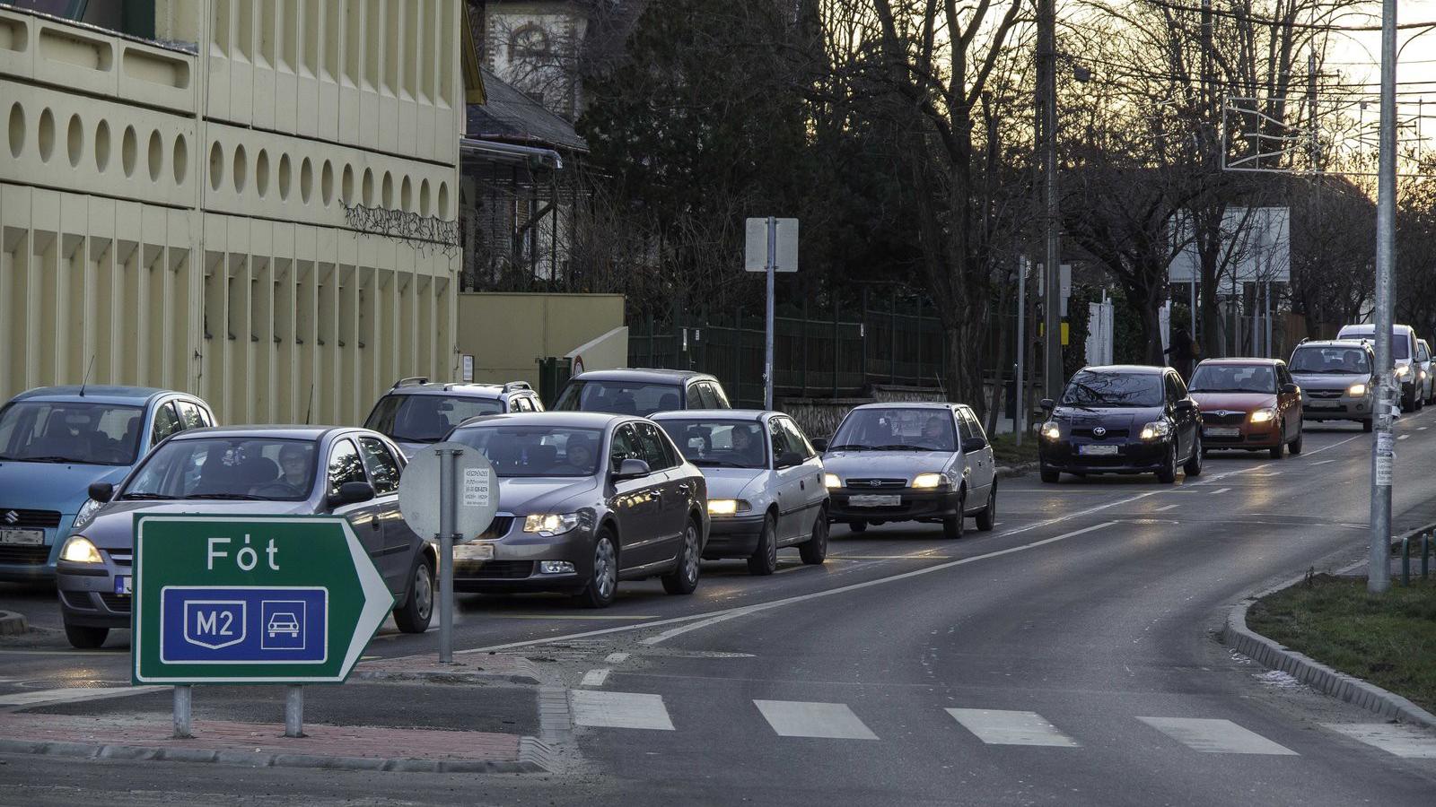 Egyre nagyobb a zsúfoltság a településeken átvezető utakon FOTÓ: MOLNÁR ÁDÁM