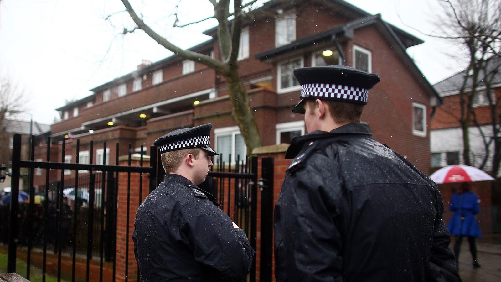 Rendőrök posztolnak Dzsihadi John egykori nyugat-londoni lakásánál FOTÓ: EUROPRESS/GETTY IMAGES/CARL COURT