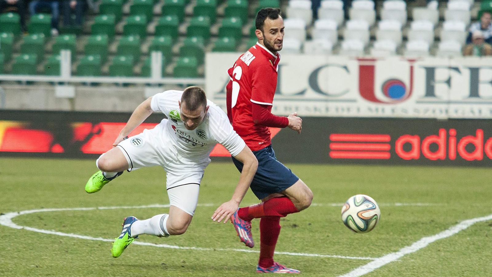 A győri Marko Dinjar és Filipe Vilaca Oliveira, a Videoton játékosa. MTI Fotó: Krizsán Csaba