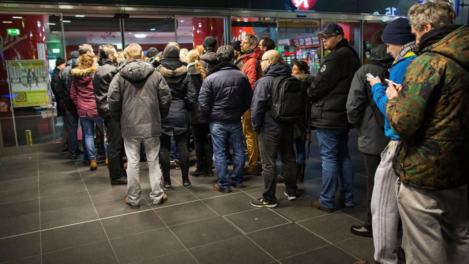 Nemcsak Franciaországban, más államokban is tömegek álltak sorban a Charlie Hebdónak a terrortámadások után megjelent első számá