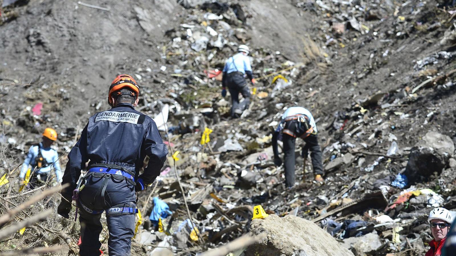 Méterről méterre kutatják át a sziklás hegyoldalt FOTÓ: EUROPRESS/GETTY IMAGES