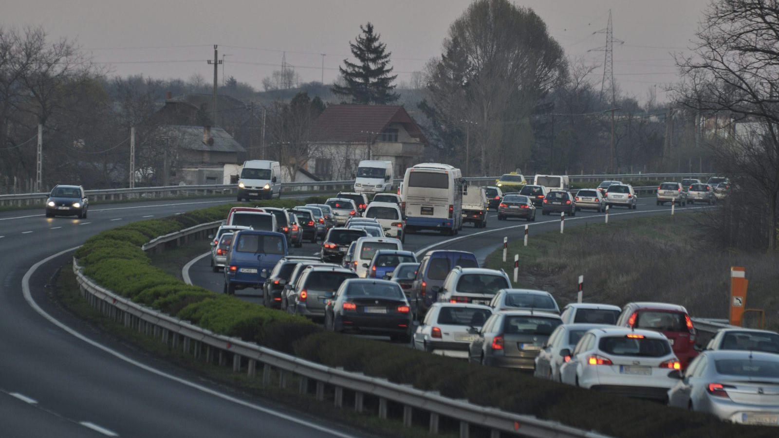 Budapest, 2015. április 3. Baleset miatt torlódik a forgalom az M3-as autópálya kifelé vezető oldalán, a Pest megyei szakaszon 2