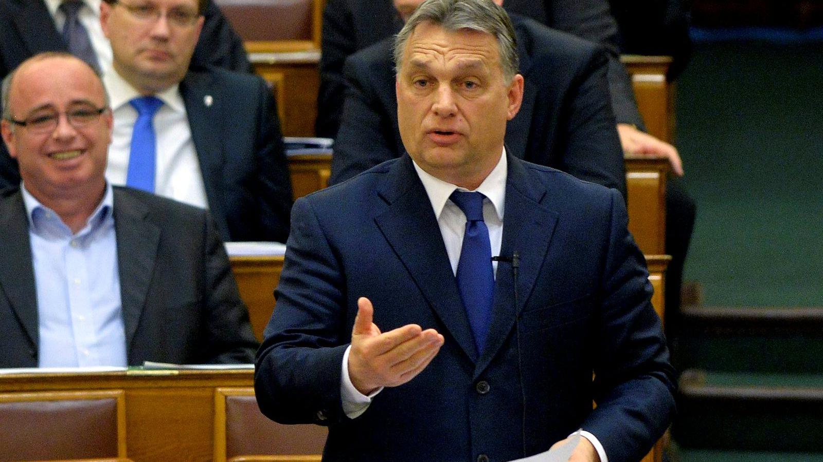  Orbán Viktor miniszterelnök válaszol Harangozó Gábor szocialista képviselő azonnali kérdésére az Országgyűlés plenáris ülésén 2