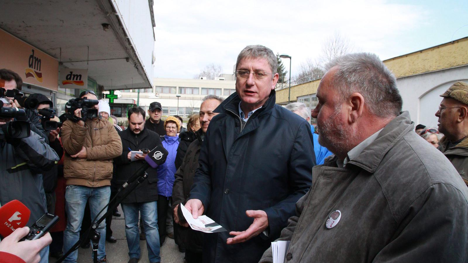 Gyurcsány Ferenc, a Demokratikus Koalíció (DK) elnöke beszél ajkai utcafórumán 2015. április 7-én. Mellette Pad Ferenc, az MSZP 