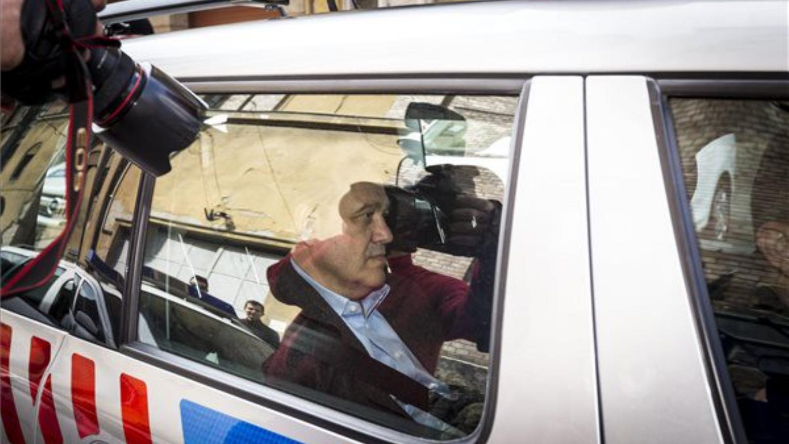 Rendőrautóval szállítják Tarsoly Csabát. MTI Fotó: Szigetváry Zsolt