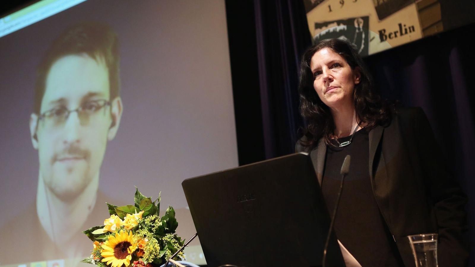 Edward Snowden (videóláncon) és Laura Poitras egy berlini díjátadón FOTÓ: EUROPRESS/GETTY IMAGES/ADAM BERRY