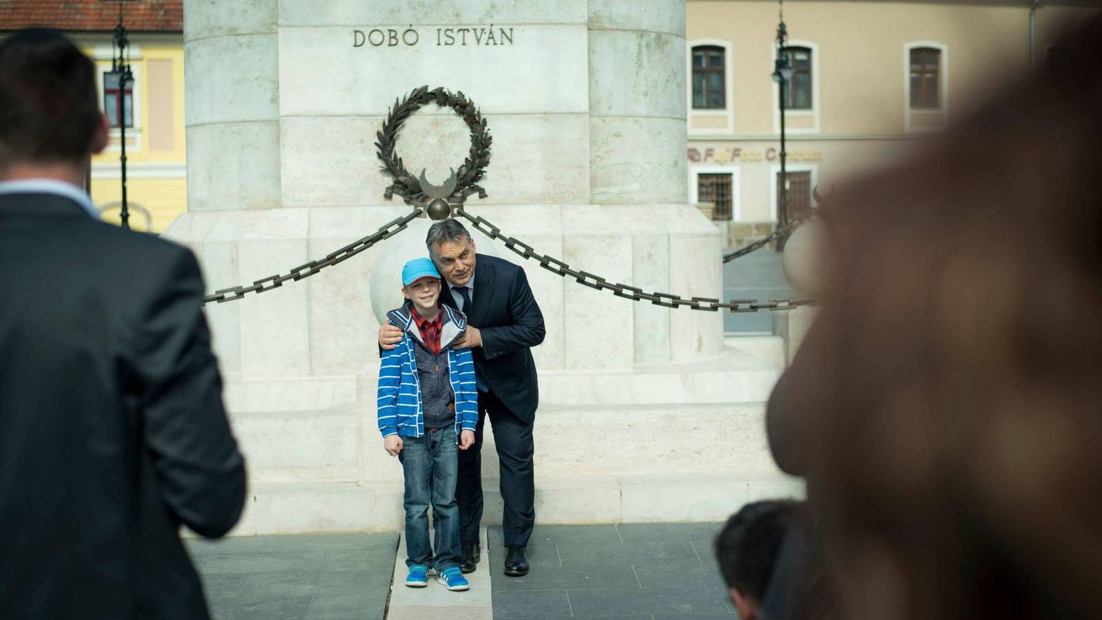 A miniszterelnök-pártelnök Egerben elkapott egy megszeppent gyereket a fotózkodásra  Forrás: Facebook/Orbán Viktor 