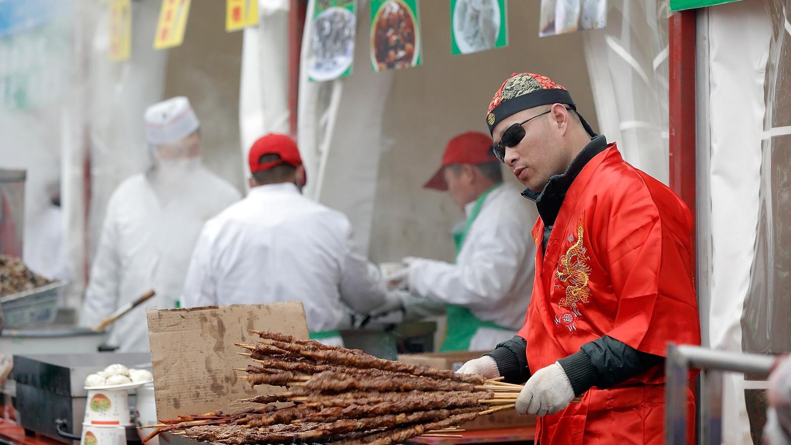 Ezt a pekingi árust még nem találta meg a hatóság. Fotó: Lintao Zhang, Getty Images.