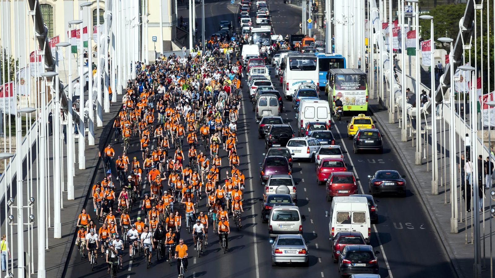  Az I Bike Budapest biciklis felvonulás résztvevői az Erszébet hídon 2015. április 25-én. MTI Fotó: Mohai Balázs