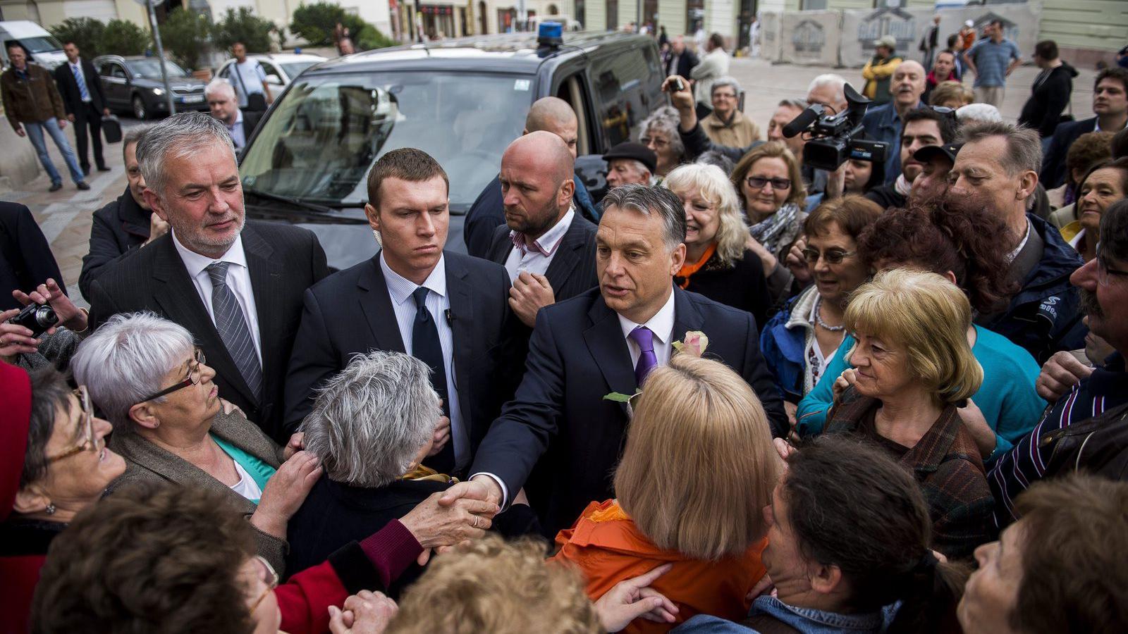 Orbán Viktor miniszterelnököt (k) szimpatizánsai fogadják a pécsi Széchenyi téren 2015. április 28-án. A kormányfő a Modern Váro