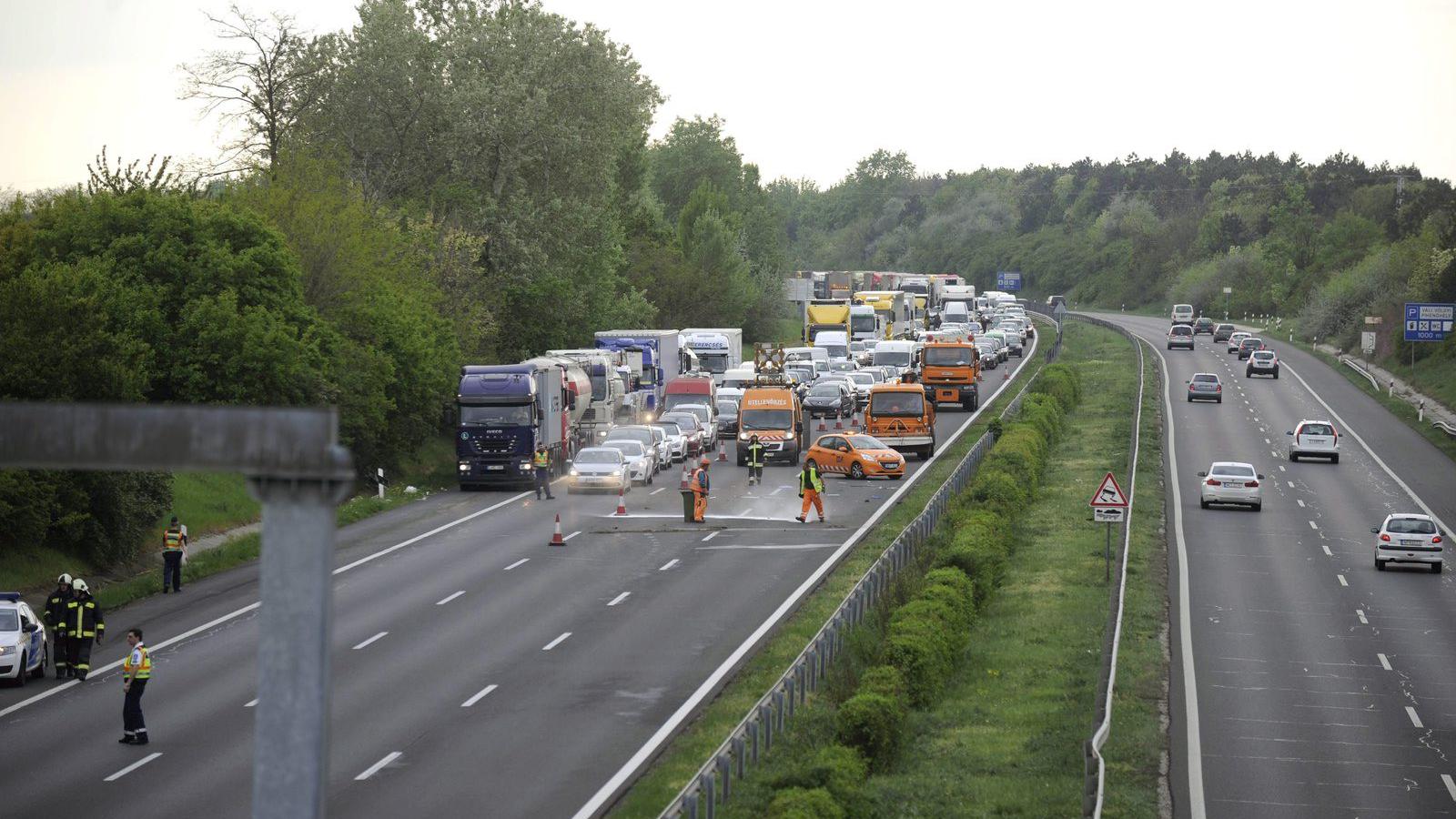 Rendőrök, tűzoltók az M7-es autópálya fővárosból kivezető oldalán, Martonvásár térségében MTI Fotó: Mihádák Zoltán