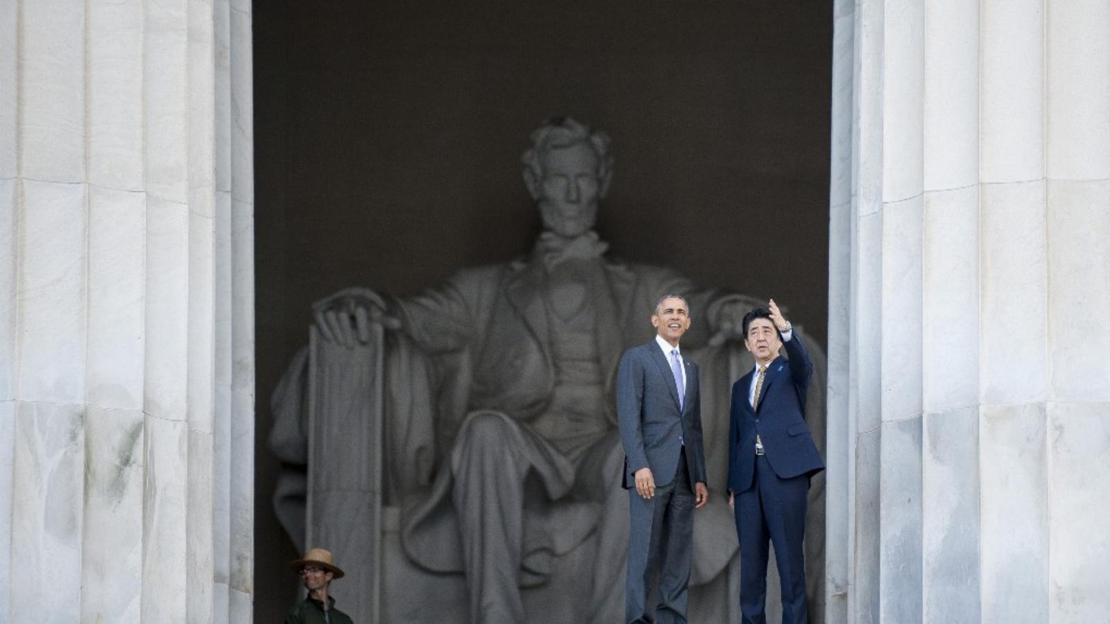 Barack Obama és Abe Sinzo be nem tervezett sétát tett a Lincoln-emlékműnél FOTÓ: EUROPRESS/GETTY IMAGES