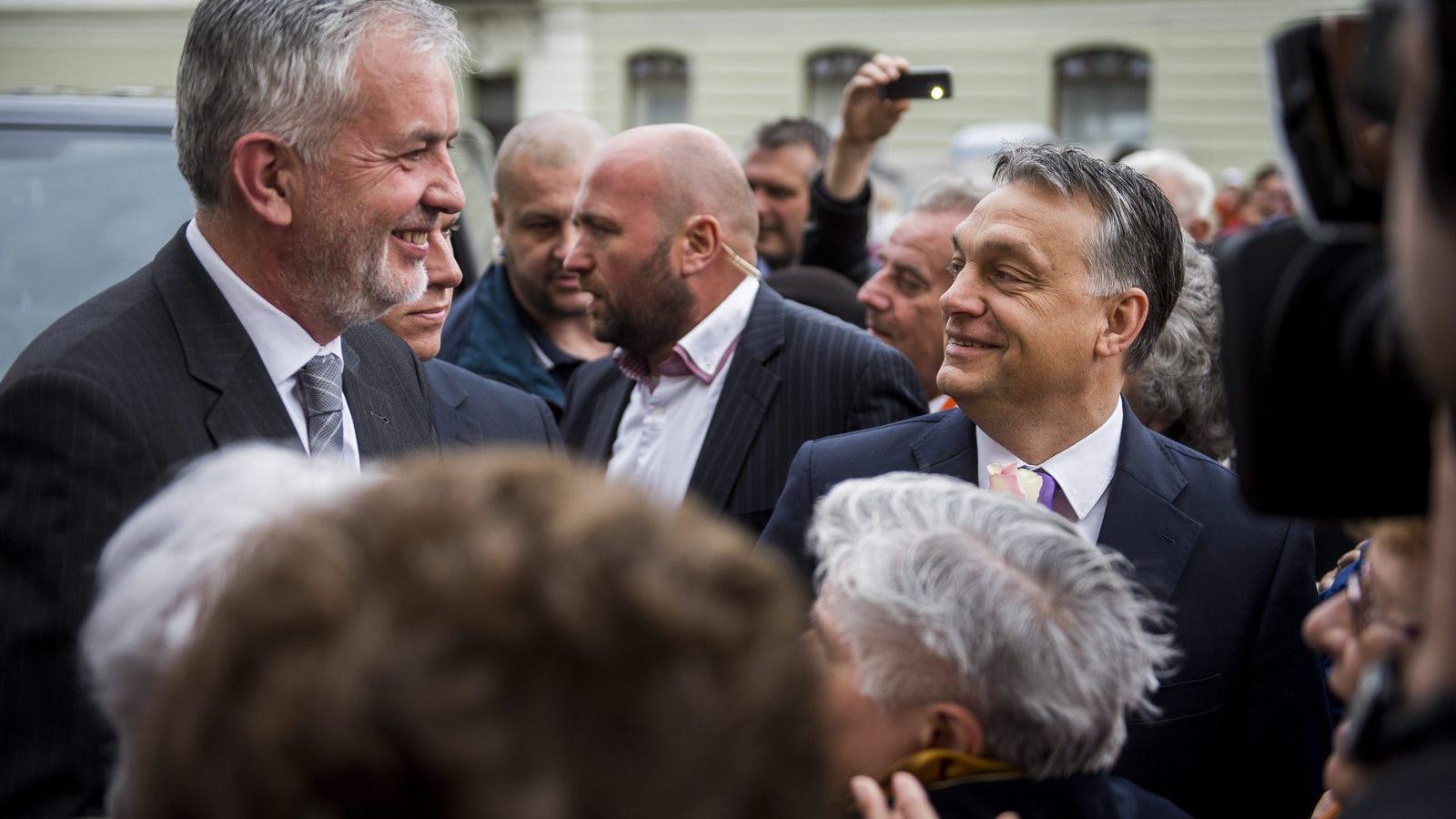 Orbán Viktor miniszterelnök és Páva Zsolt, Pécs polgármestere a pécsi Széchenyi téren. MTI Fotó: Sóki Tamás