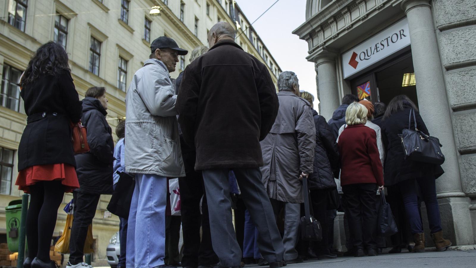 Quaestor-károsultak csoportosulnak a Báthori utcában Fotó: Molnár Ádám