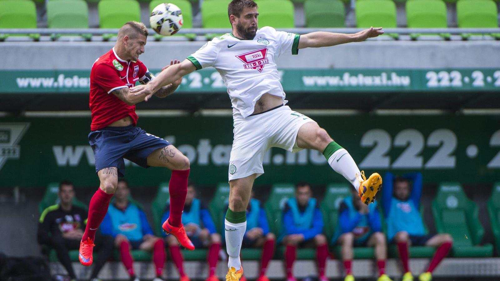 A ferencvárosi Böde Dániel és Szolnoki Roland, a Videoton játékosa a labdarúgó OTP Bank Liga harmincadik, utolsó fordulójában ví